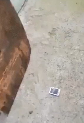 Пекін, Грудень 03 2007 року - Китайський робітник загинув під час вибуху акумуляторної батареї мобільного телефону