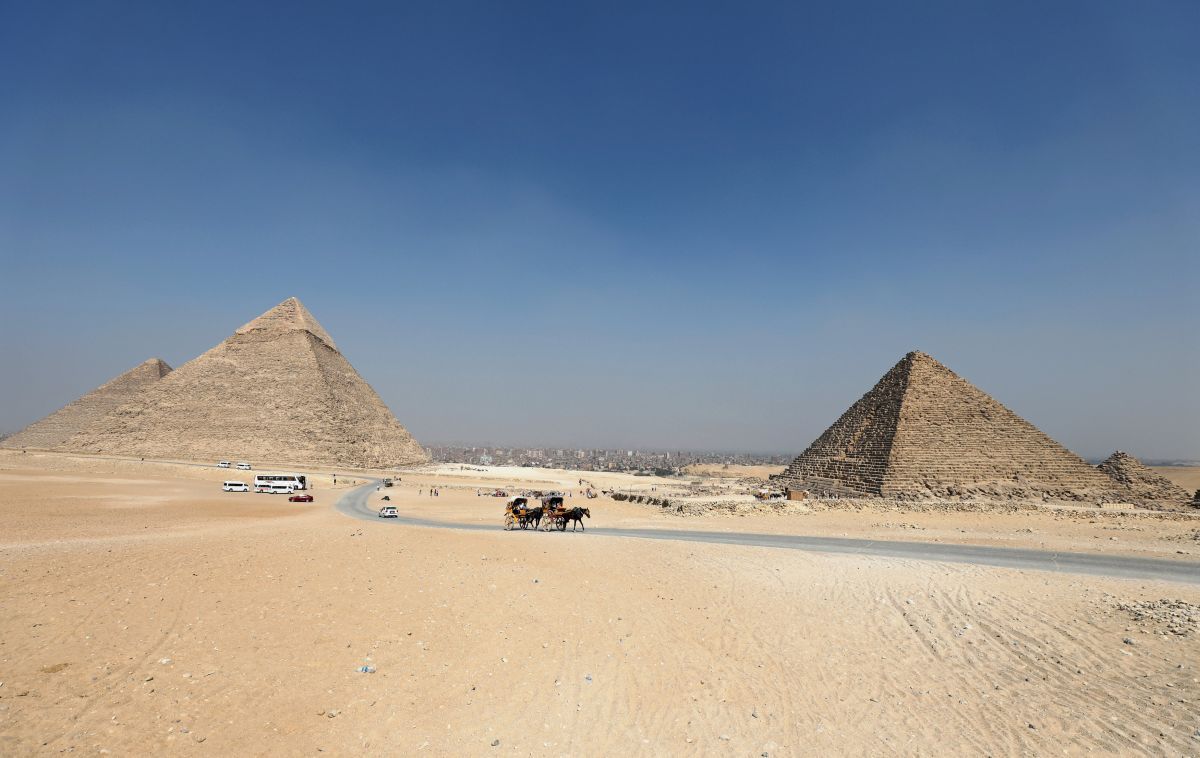 До цього часу залишалося незрозумілим, як стародавні єгиптяни піднімали кам'яні брили на вершину пірамід