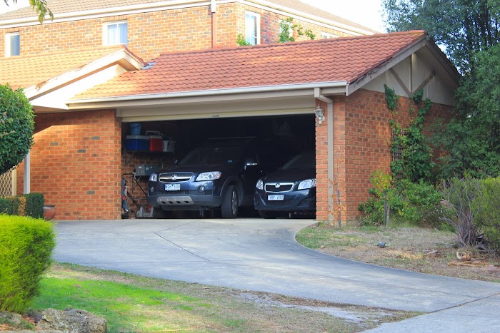 Тому гаражі в будинках сучасної споруди розраховуються, як правило, на 2 машини