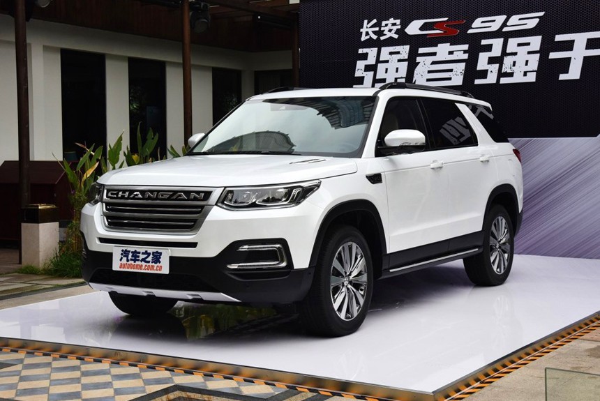 Проте, за габаритами китайська новинка порівнянна з Toyota Land Cruiser 200, але трохи менше   Volkswagen Atlas   довжиною 5037 мм, якого також відносять до суперників позашляховика Changan