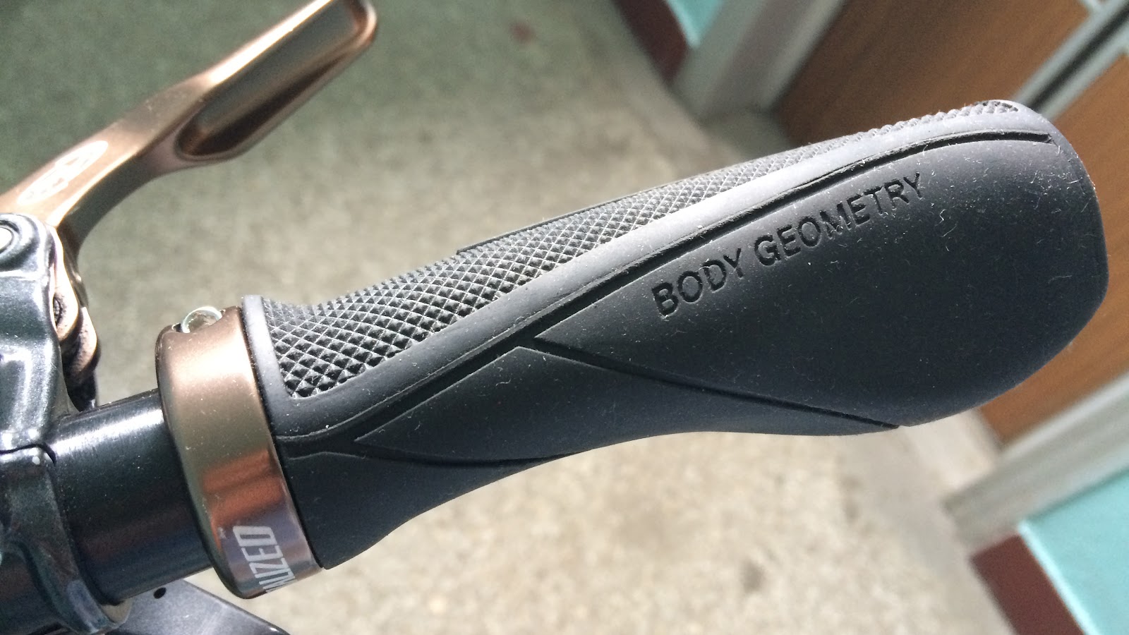 Я віддаю перевагу гріпси Specialized Body Geometry, вони випускаються в двох розмірах для жіночої та чоловічої руки