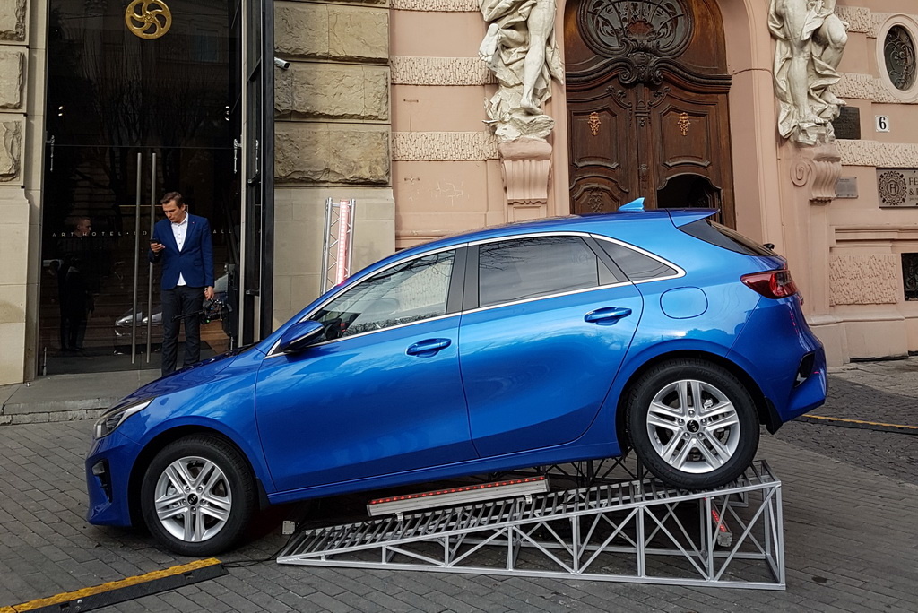 Природно, автомобіль отримав і повністю новий інтер'єр, який ріднить модель з Sportage, Optima і Sorento