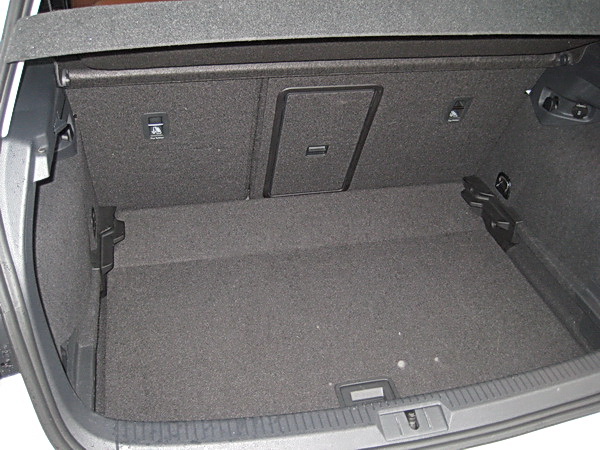 Якщо ж потрібно використовувати багажник по-максимуму, не складаючи при цьому спинки задніх сидінь, панель статі встановлюється в нижнє положення