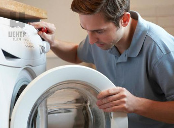 Коли тече пральна машина, знизу утворюється калюжа води, незалежно від того в якому саме місці з'явилася витік води