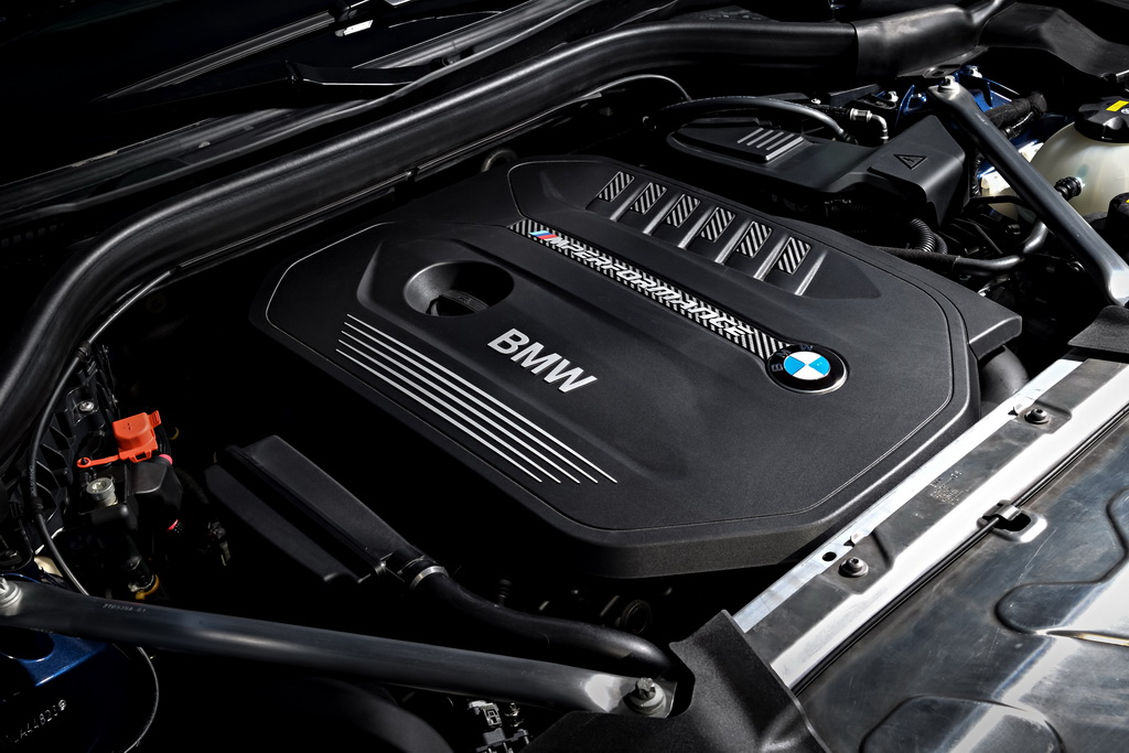 А який гарний різкий рик виривається з блискучих чорних патрубків серійної для BMW X3 M40i спортивної випускної системи M Performance, коли оживає найпотужніший з двигунів нового «ікс третього»