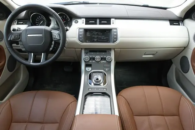 Інтер'єр Range Rover Evoque дивує фешенебельних обробки в дорогих комплектаціях