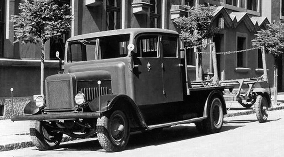 Крім цього, угорці придбали ліцензію на випуск чеських вантажівок Praga V, які отримали нехитре назву Raba V