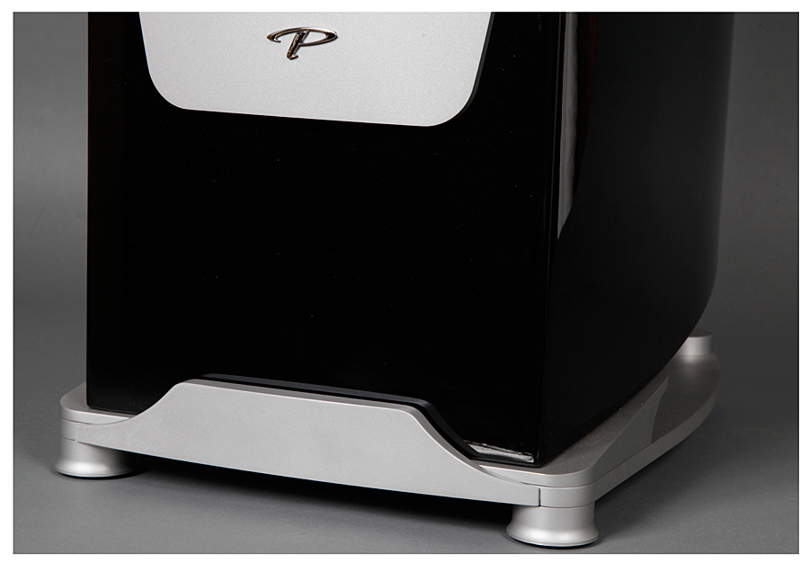 Дифузори басових динаміків повторюють основний колір корпусу, в нашому випадку чорний