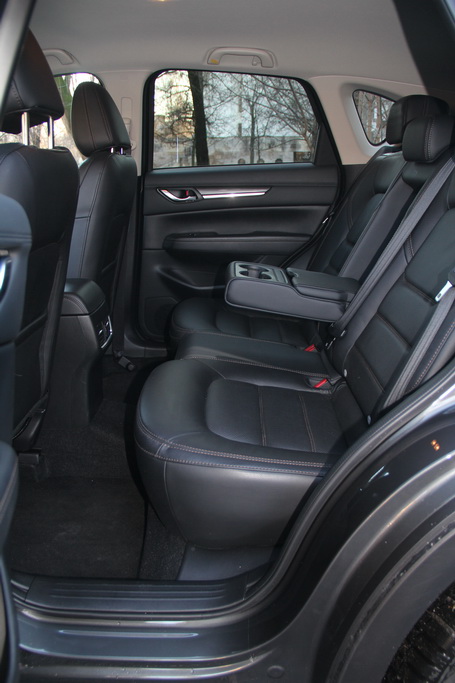 Спортивний 3-спицеве ​​кермо більш свіжого дизайну став виглядати ще елегантніше