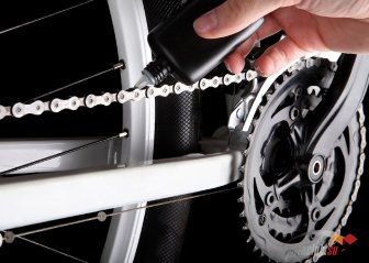 Будь-яка більш-менш досвідчений велолюбитель, знає, як краще змастити ланцюгову передачу велосипеда, скаже, що найперше завдання - це домогтися, щоб мастило, що потрапила на заклепку, пройшла між пластинами всередину втулки