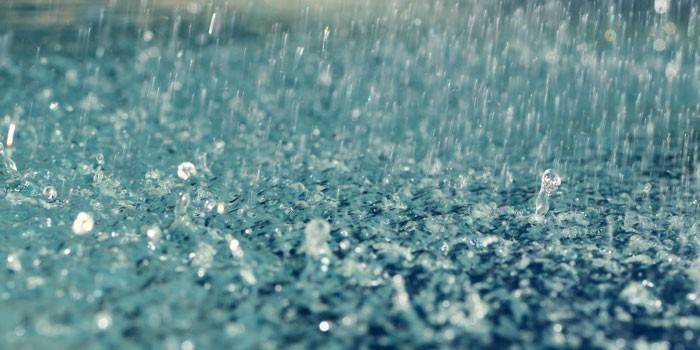 Найпростішим є отримання дистиляту з дощової води або снігу (рідина, вже очищена від домішок)