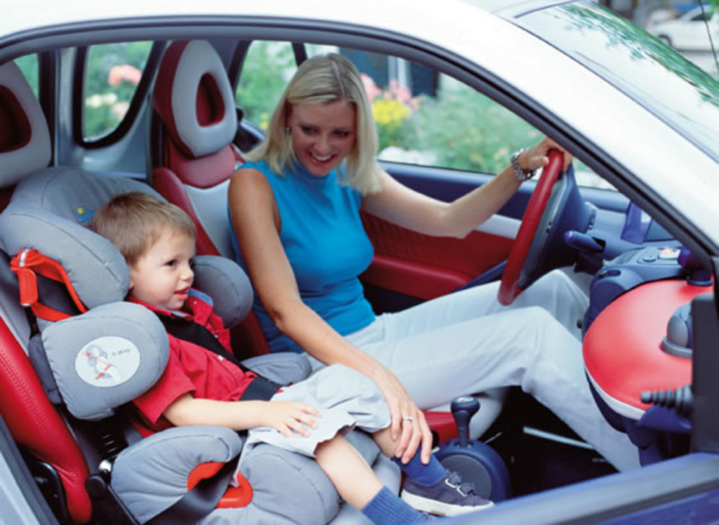 При перевезенні дітей в автомобільному транспорті, для безпеки використовуйте дитячі автокрісла