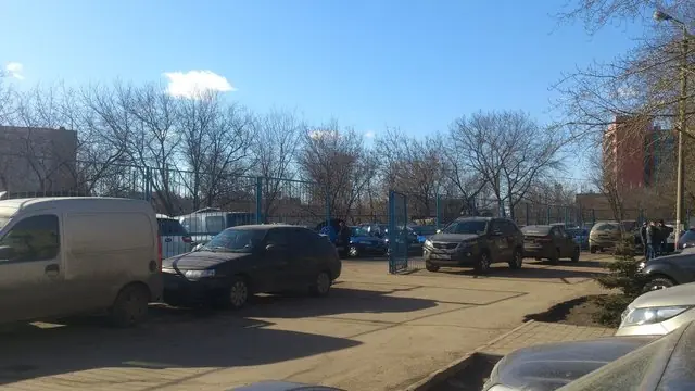 Ніяких вивісок, що вказують на автосалон, на цій стоянці не виявилося