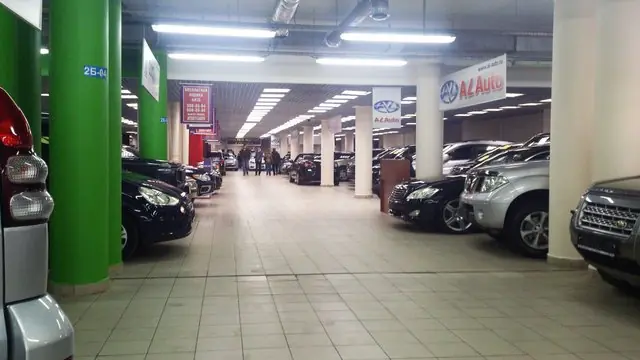 Вибирати автомобіль в теплому і чистому залі торгового центру, безумовно, набагато приємніше, ніж їздити по оголошеннях і спілкуватися з сумнівними особистостями