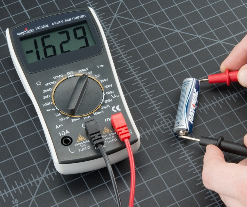 Найбільш часто виникає питання, як перевірити мультиметром зарядку акумулятора