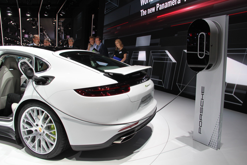 Порше Панамера гібрид отримав 8-ступінчасту КПП з двома зчепленнями і повний привід