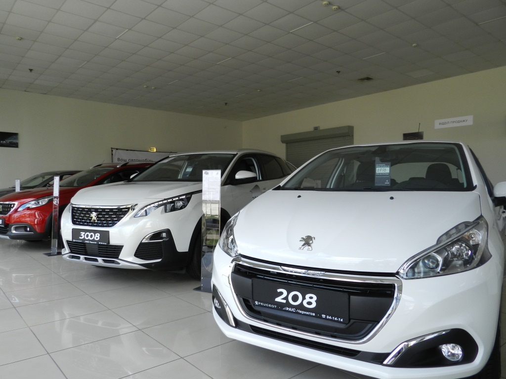 На загальній площі 3000 м2 розташовані два шоурума, сервісний центр і склад запчастин