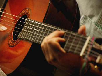 У попередніх статтях розповідалося,   чому кожен чоловік повинен вміти грати на гітарі   і   як навчитися грати на гітарі за 1 місяць