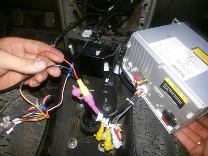 Припаюємо провід сигналу включення камери до одного з висновків магнтоли