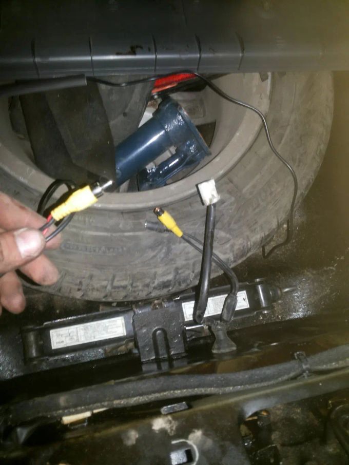 простягаємо провід під бородою, знімаємо заднє сидіння і простягаємо провід в спеціальне віконце в багажник