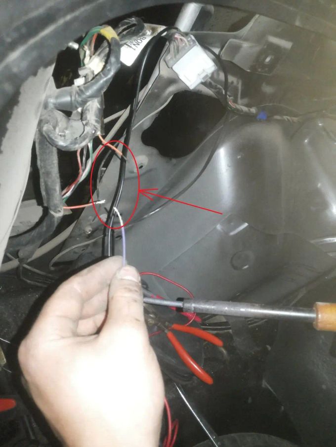 просовуємо провід від камери в місці з проводами на підсвічування номера і задніми протитуманними фарами