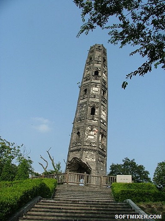При своїй висоті в 35,7 метрів вежа відхилилася від вертикалі на 2,61 м