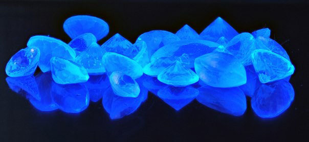 Для виявлення алмазів придатні ПОТУЖНІ   UV ліхтарі з довжиною хвилі ізлучаемогосвета в 365   , а також   395-400 нм (обов'язково з чорним світлофільтром)   , Оскільки різні види цих дорогоцінних каменів можуть флуоресцировать в різному спектрі ультрафіолетового світла