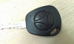 Керуючий брелок є ергономічний, 3-х кнопковий чіпований ключ без индикационной панелі