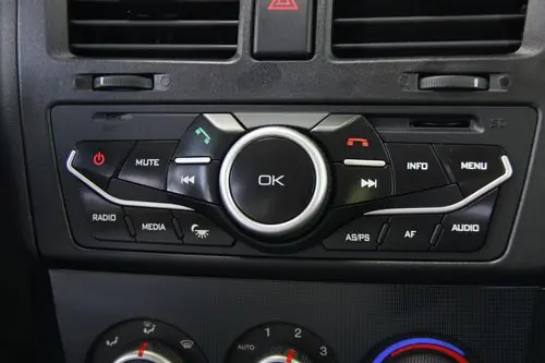 Для Калини ІТЕЛМА зробила окрему модифікацію, керовану не тільки сенсорно, але і через додаткову кнопкову панель: