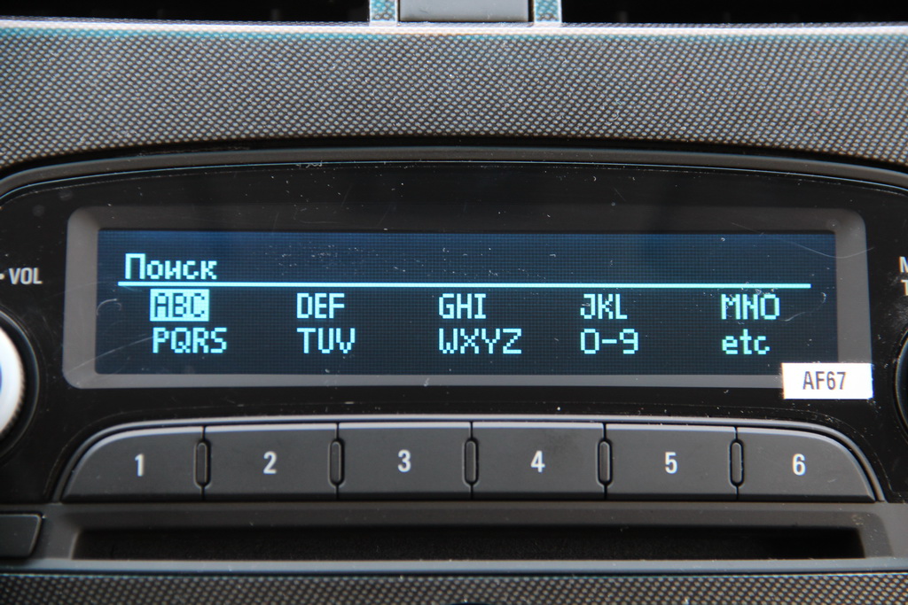 Та й деякі перемикачі в темряві шукаєш по пам'яті, так як клавіші склопідйомників на водійських дверей і кнопки управління аудіосистемою і телефоном на кермі не підсвічуються
