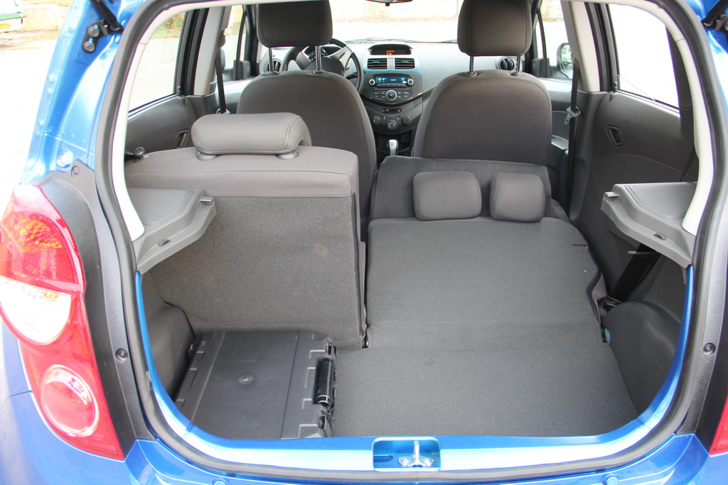 І тільки на сильно нерівній дорозі машину розгойдує, а на особливо великих дефектах з-під днища можна почути короткий неголосний стукіт, але обходиться без жорстких ударів і пробоїв