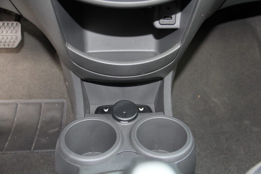 З кожним наступним рівнем оснащення до парочки стандартних подушок безпеки додаються ще по дві, в такий же прогресії збільшується кількість динаміків в салоні