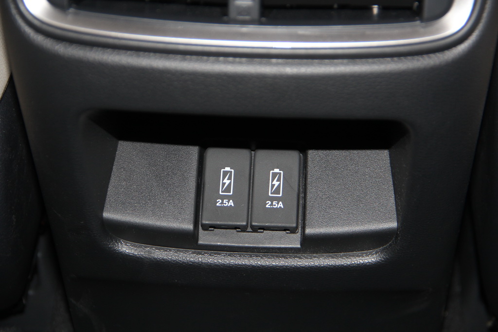 Так само енергоємно і тихо ходова поводиться і на грунтових дорогах