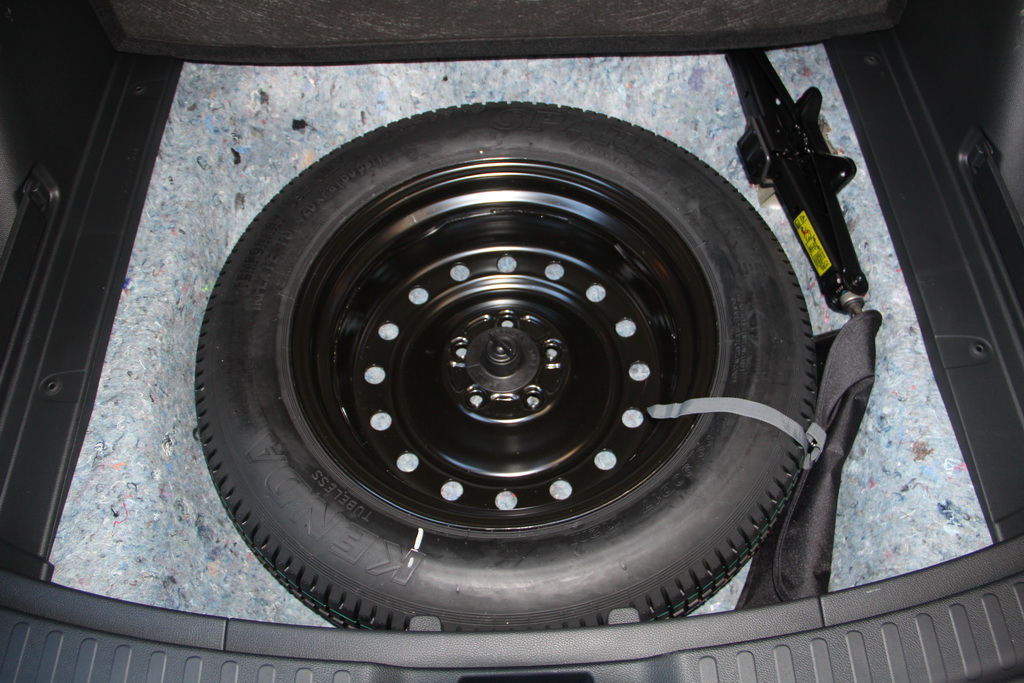 Наприклад, камера Lane Watch в правому дзеркалі, проекційний дисплей, цифрова панель приладів, оригінальна конструкція трансформації заднього ряду одним рухом руки, система дистанційного запуску двигуна і інші