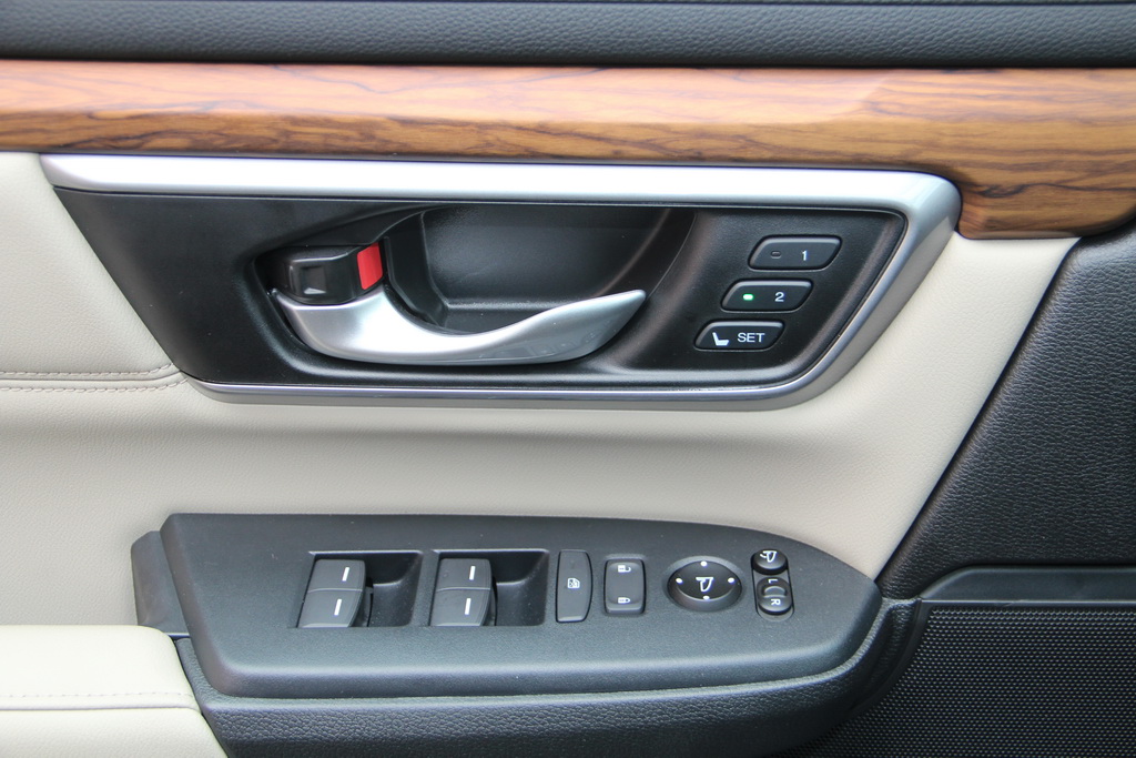 наприклад,   так само, як в Honda Civic 2017 Sedan   змінювати гучність у всіх нових СР-В можна не тільки натискаючи на краю клавіші на кермі, але і проводячи пальцем по її сенсорної поверхні