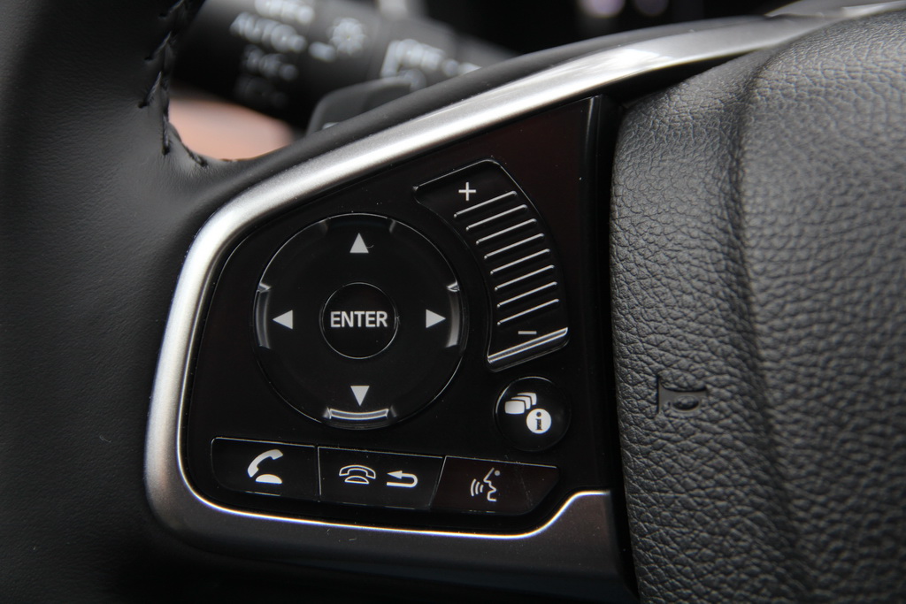 І хоча довжина СР-2017 збільшилася на ті ж незначні 6 мм, але ширина зросла на 35 мм, а колісна база - на 60 мм, так що салон повинен бути ще просторіше