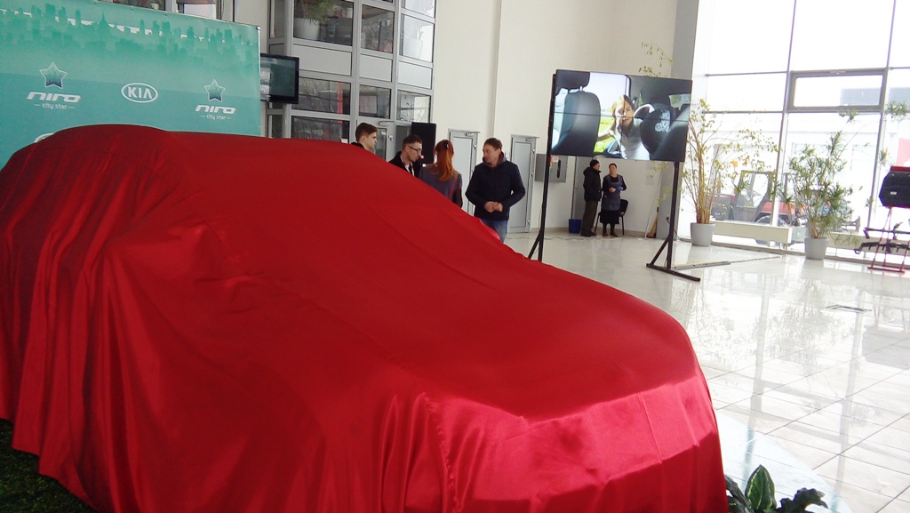 У київських дилерських центрах Kia гості стали не тільки свідками святкової прем'єри першого гібридного кросовера Kia, але і провели його тест-драйв