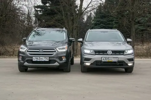 Оновлений фордовский кросовер, до речі, повернувся «на сторону добра», його мирна «фізіономія» з великої шестикутної гратами радіатора перегукується зі спокійним виразом «обличчя» першої Куги, а не визвірився «іклами» величезного бампера дорестайлингового другого покоління