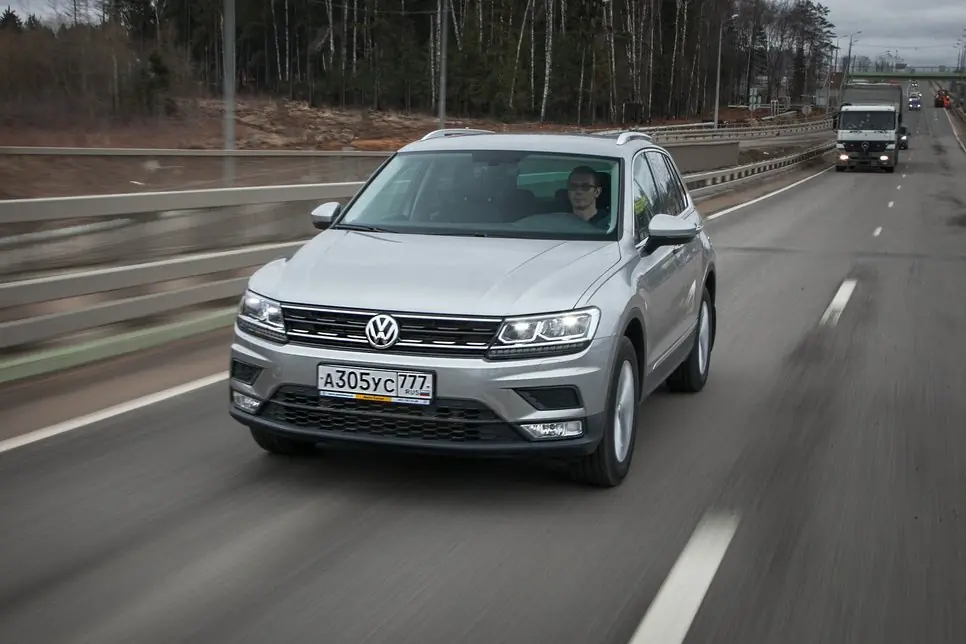 До речі, зауважте, наскільки зручніше в моторному відсіку Тігуана доступ до заливної горловини бачка омивача і масляного щупа