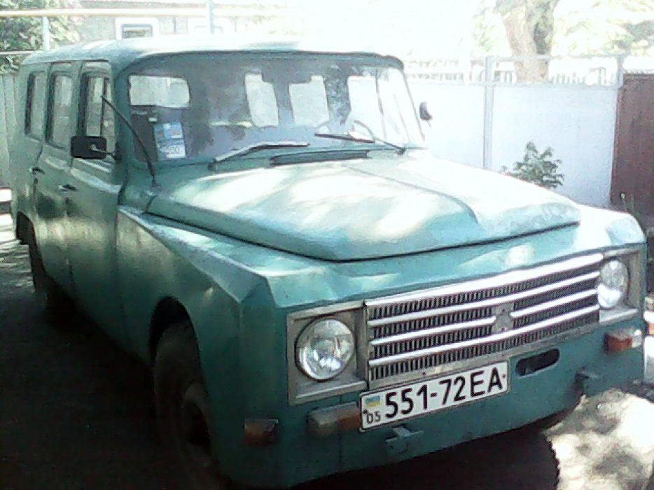 Дуже стильно виглядає решітка радіатора з інтегрованими фарами - так відразу і не скажеш, що вони саморобні