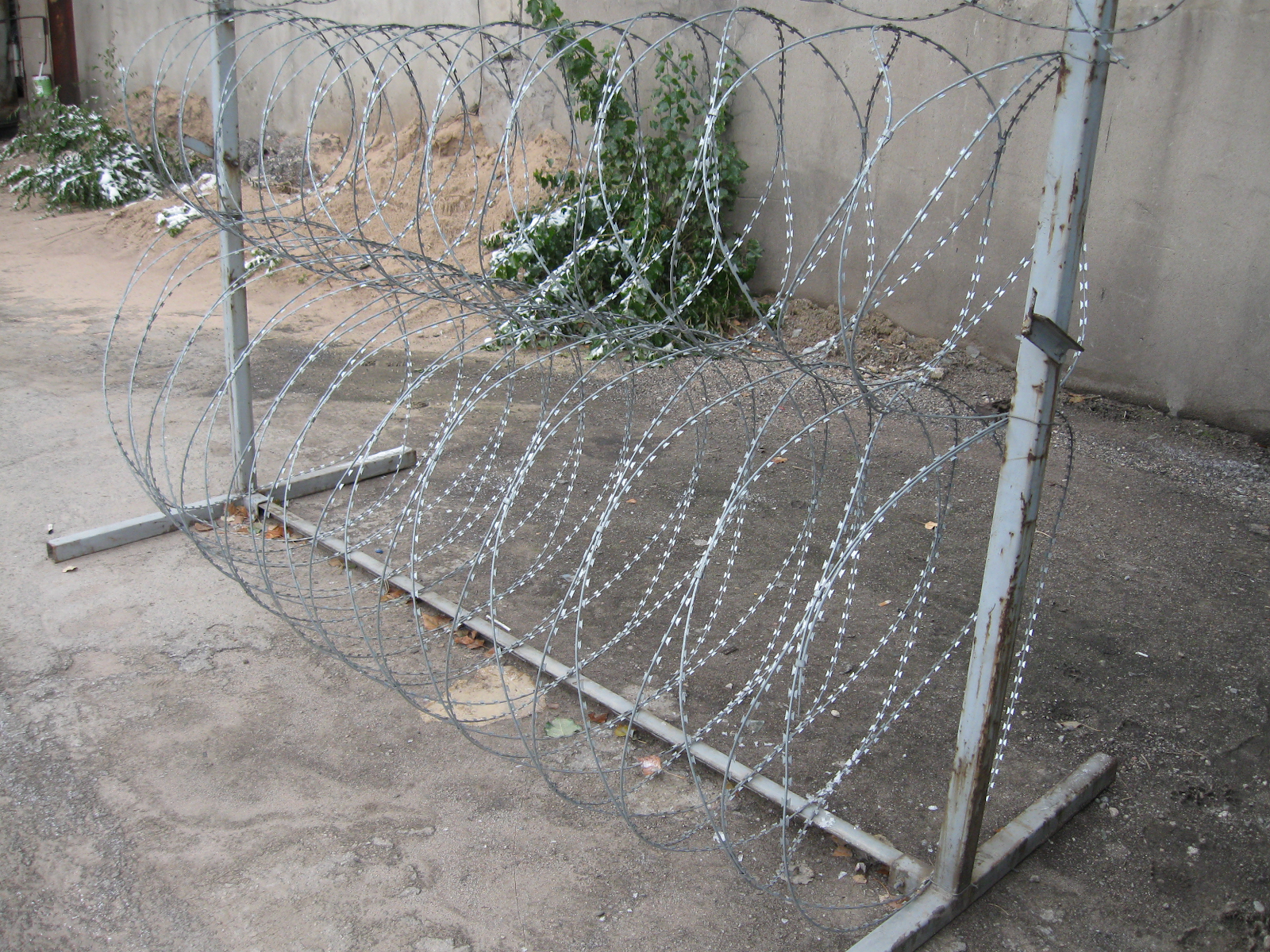 Встановлюється в місцях, де є потреба у перегляд території з одночасною її захистом від сторонніх