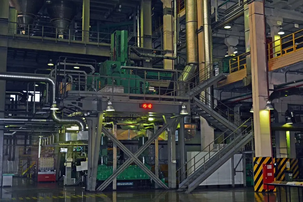 Готові гумові суміші формуються у вигляді безперервного листа, охолоджуються, проходять ванну з ізолюючим складом, для запобігання злипання шарів в процесі виробництва, укладаються на платформи і направляються на ділянку виготовлення напівфабрикатів, де з них роблять деталі майбутньої шини: протектор, боковини, шари обрезиненного текстильного і металокорду і ін