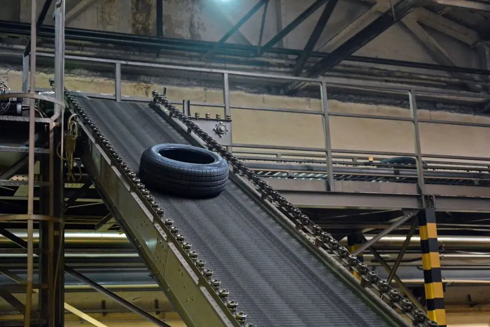 В результаті на шині видавлюється малюнок протектора і всі інші написи і значки