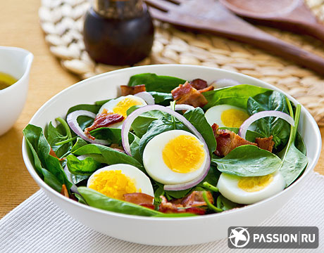 з вареними яйцями і зеленою цибулею