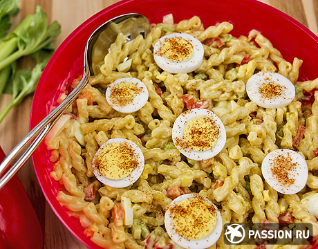 Салат з вареними яйцями, сиром і макаронами