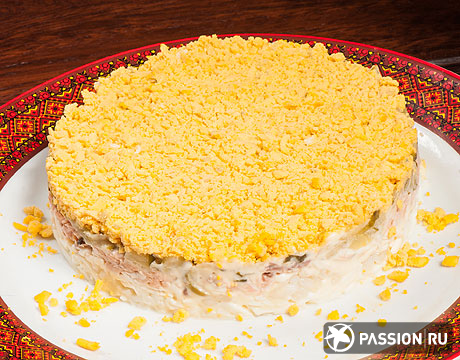 Салат листковий з вареними яйцями і рибою