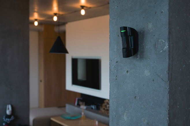 А якщо підключити сигналізацію до пульта охорони, то у багатьох лиходіїв пропаде бажання навіть дивитися в бік ваших дверей