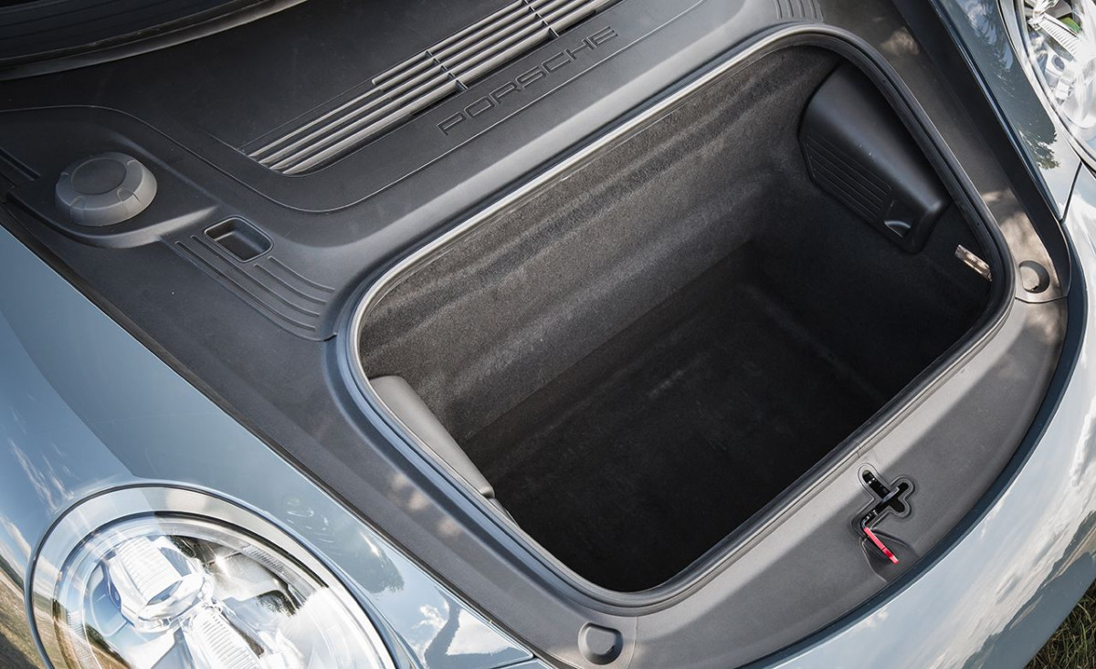 Через свою заднемоторной компонування, багажний відсік у Porsche 911 розташований спереду, і в залежності від модифікації наділений об'ємом від 115 до 145 л