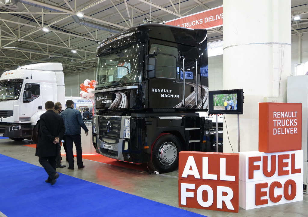 Українське представництво привезло на виставку цілий ряд різних вантажних автомобілів Renault Trucks