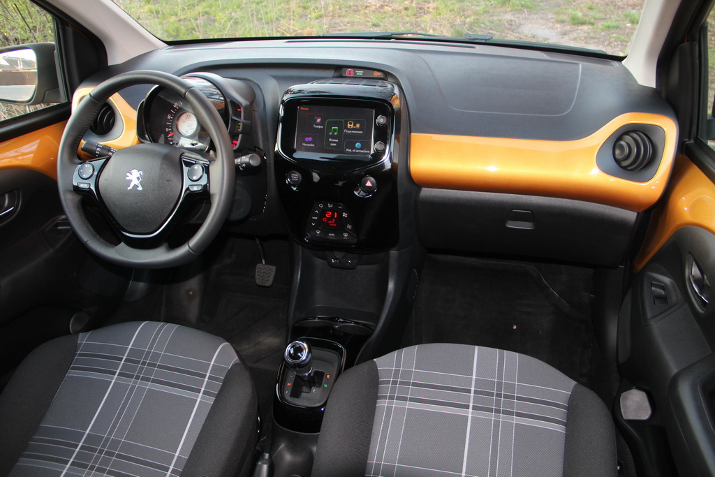 Ще під час знайомства з   Peugeot 308 2014 другого покоління   ми зрозуміли, що інженери французької компанії взяли твердий курс на технології сматрфона, переклавши управління практично всіма функціями та налаштуваннями авто на сенсорну панель